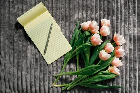 Flowers notepad and coffee on the table. valentine's day concept Stock-Fotos
