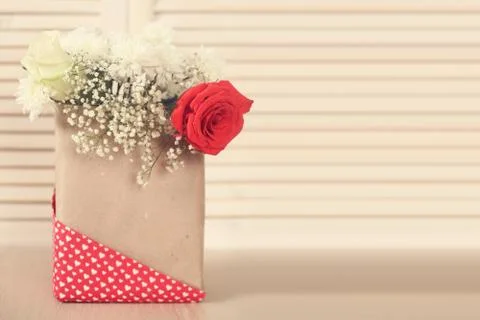 Flowers in paper bag Stock-Fotos
