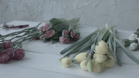 Flowers on table (no colorgraiding) 库存影片 127979288