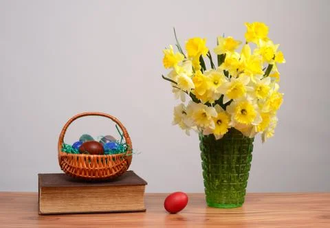 Flowers in a vase and Easter eggs on the table Foto stock
