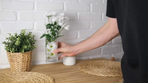 The flowers in the vase were placed on the table. Fresh cut flowers for home dec Vídeos de archivo 147310255