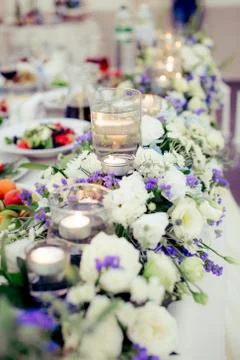 Flowers on the wedding table table decoration flowers design floristics Foto stock