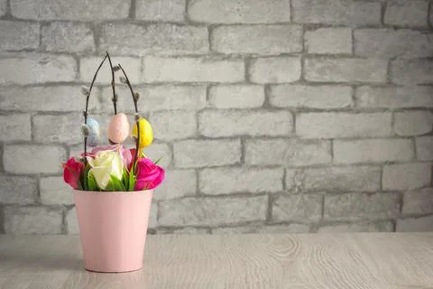 Flowers, willow twigs and easter eggs in basket in as Easter gift Foto stock