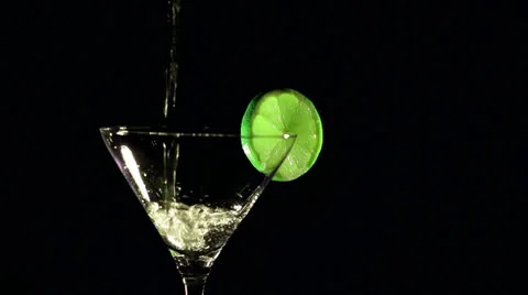 Flowing drink with  lime slice in a glass Stock-Footage 23977404