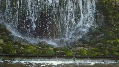 Flowing streams of river water from a high steep slope Vidéo 127102035