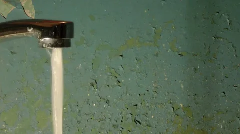 Flowing tap water Video stock 51435917