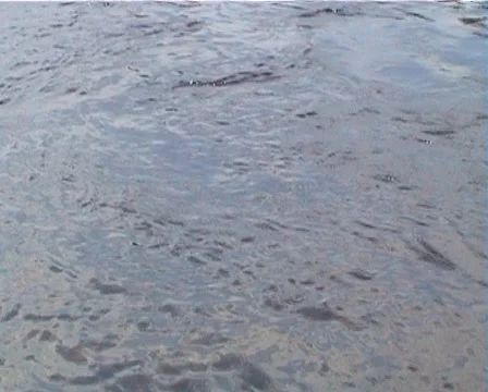 Flowing water and splashes 動画素材 921392