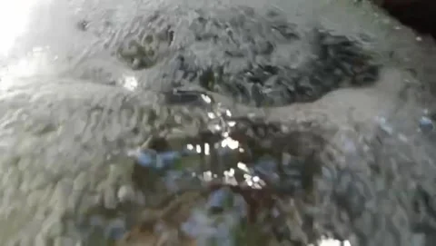 Flowing water creates a cool and natural atmosphere. Vidéo 331243031