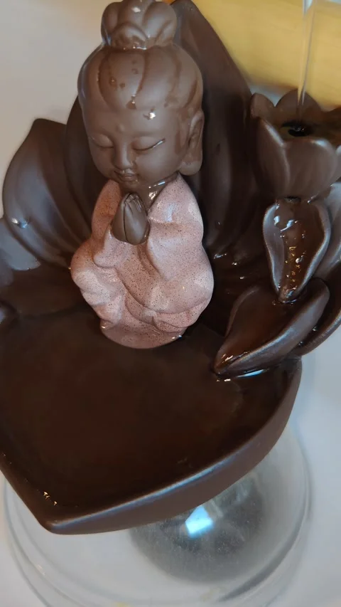 Flowing water in a figurine Видео 330310028