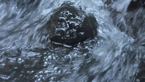 Flowing water hitting rocks Stock-Footage 279482153