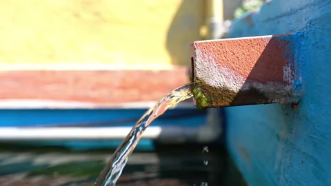 Flowing water from rusty pipe, stream of dirty water leaking from corroded tube Video stock 211396596