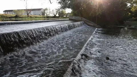 Flowing water at small dam Видео 79673061