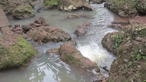 Flowing water stream through the rocks 库存影片 290307125