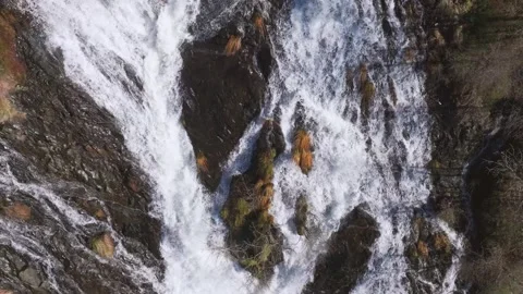 Flowing Waters Over Rugged Mountains At Fervenza das Brañas In Toques, Spain Vidéo 334588367