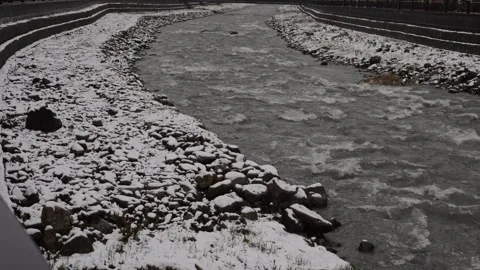 Flowing winter scenery. Chilly river curves with peaceful flow Vídeos de archivo 333333742