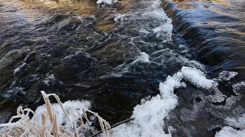 Flowing winter stream with Ice stones and straw 스톡 동영상 71289970