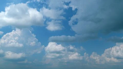 Fluffy cloud passing blue sky. Bubbling bubble of cumulous. Movement of Foto stock