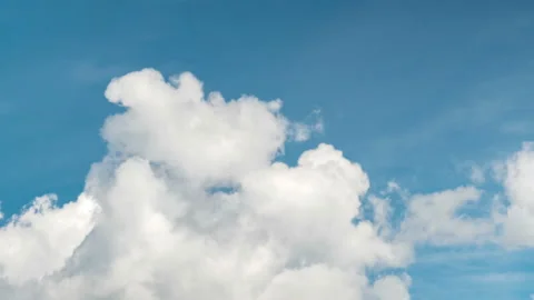Fluffy clouds on a clear bright blue sky 库存影片 206097527