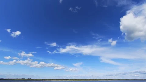 Fluffy Clouds Drift in a Blue Sky. 4k Ultra HD video Vidéo 102503109