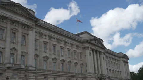 Fluffy clouds moving over the Buckingham palace. Stock Footage 155748821