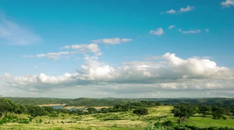 Fluffy Clouds over the Green Field 스톡 동영상 59329173