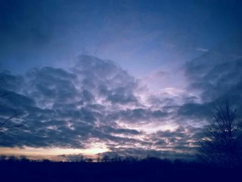 Fluffy clouds on the sky. cloudy day in the forest Foto stock