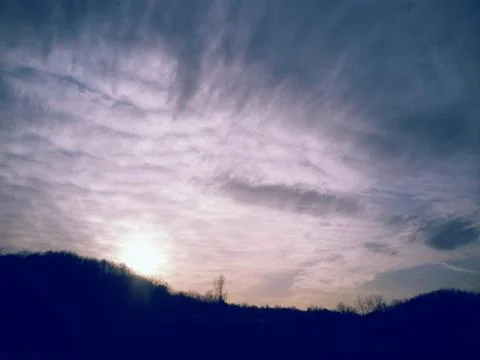 Fluffy clouds on the sky. cloudy day in the forest Foto stock
