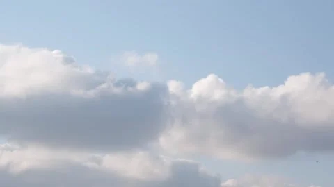 Fluffy clouds time lapse Video stock 257696509