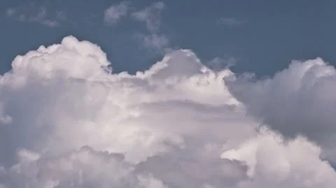 Fluffy cumulus clouds against light blue sky - time lapsed Video stock 40007831