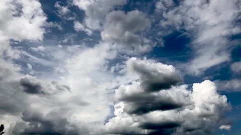 Fluffy cumulus clouds before a downpour against a blue sky. Time lapse video. Stock-Footage 220496262