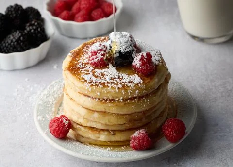 Fluffy Pancake Stack with Berries and Syrup Foto stock
