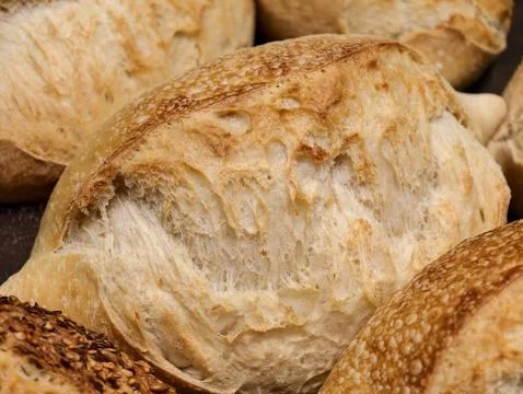 Fluffy white bread offered in a bakery, highlighting a soft loaf with a fre.. Stockfoto's
