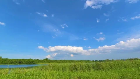 Fluffy white cloud over the lake. 库存影片 77657447