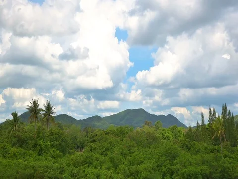 Fluffy white cloud over the mountain. 库存影片 75885014