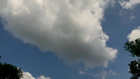 Fluffy white clouds against a vibrant blue sky with hints of sunlight peeki.. Stock-Footage 339296618