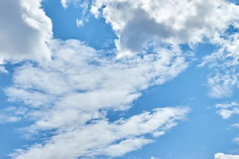 Fluffy white clouds in blue sky. Cumulus cloudscape texture. Sunny summer s.. Foto stock