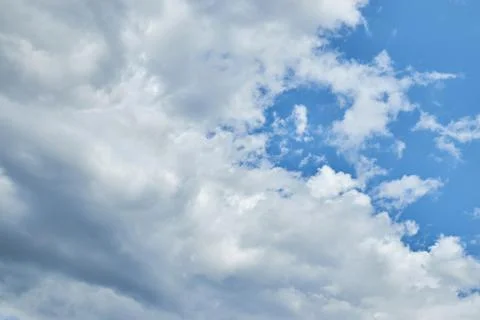 Fluffy white clouds in blue sky. Cumulus cloudscape texture. Sunny summer s.. Foto stock