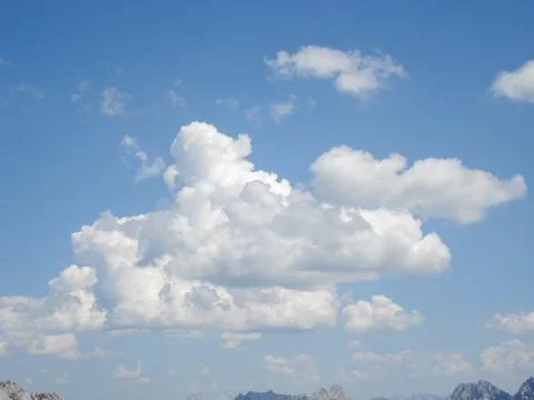 Fluffy White Clouds in a Bright Blue Sky Foto stock