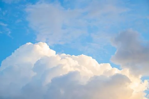 Fluffy white clouds float gracefully in a clear blue sky, tranquil atmosphere Stock-Fotos
