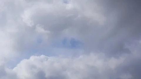Fluffy white clouds floating across the blue sky, timelapse. 库存影片 274634769