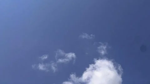 Fluffy White Cumulus Cloud Floating in Clear Deep Blue Sky Fotos Stock