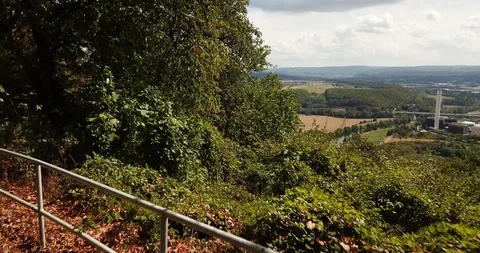 Flug mit Drohne Macic pro 4k über ein Tal Stockbeeldmateriaal 94125309