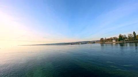 Flug über dem Bodensee bei Sonnenaufgang mit dem Säntis im Hintergrund. Vidéo 238701644