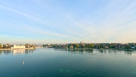 Flug über den Bodensee in Richtung Rheinbrücke bei Sonnenaufgang. Vidéo 238701569