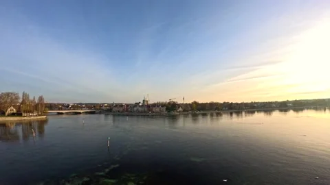 Flug über den ruhigen Bodensee zur Seerheinbrücke bei Sonnenaufgang. Vidéo 238701685