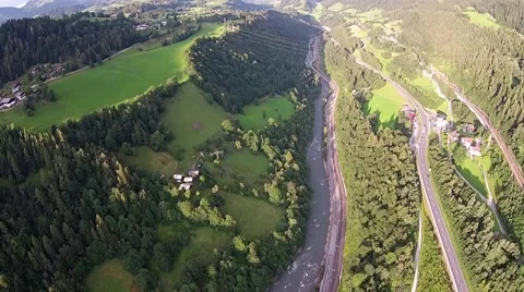 Flug über ein Tal in den Alpen Stock Footage 42886771