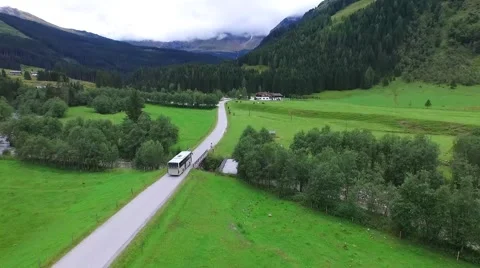 Flug über ein Tal in den Alpen, austria 스톡 동영상 58092645