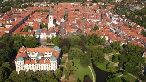 Flug über Schloss Celle mit Blick auf die Stadtkirche Stock Footage 87175166