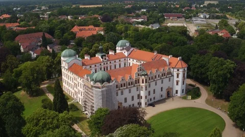 Flug über Schloss Celle und Teile der Altstadt Stock Footage 87177268