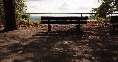 Flug über Tal Stockbeeldmateriaal 94126468